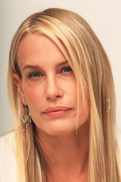 Daryl Hannah como Darien Taylor