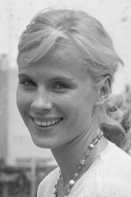 Bibi Andersson como Alma