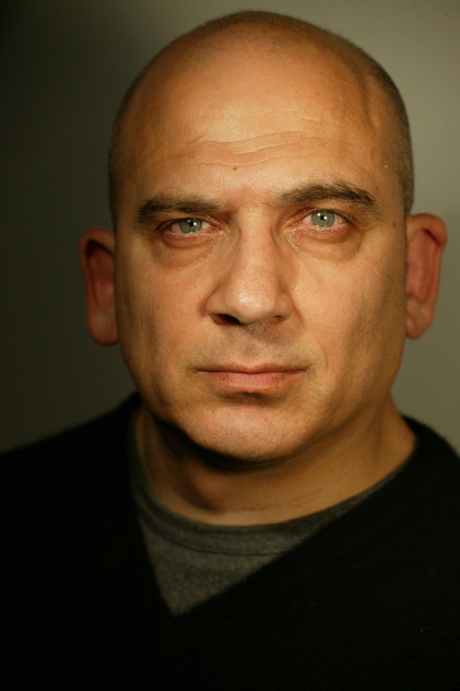 Jonny Coyne dans le rôle de Lord Janu