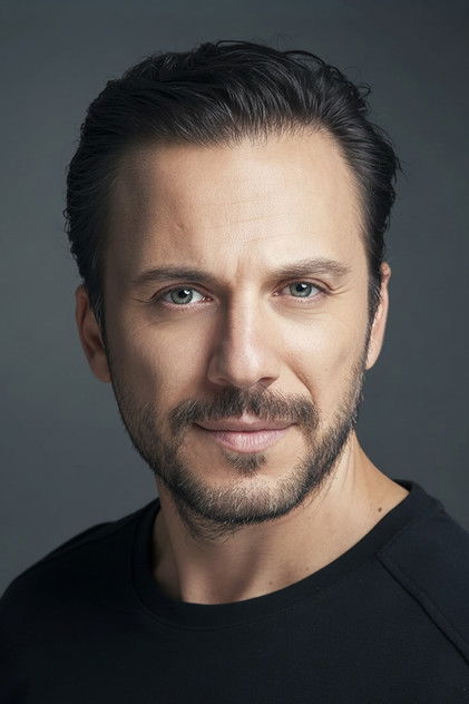 Serkan Altunorak como Selim
