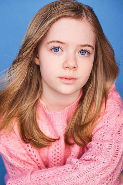 Julianna Layne como Alice Carter