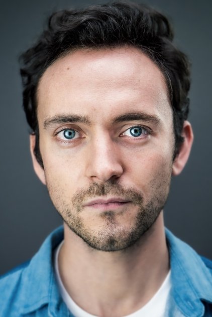George Blagden como Gavin Abbott