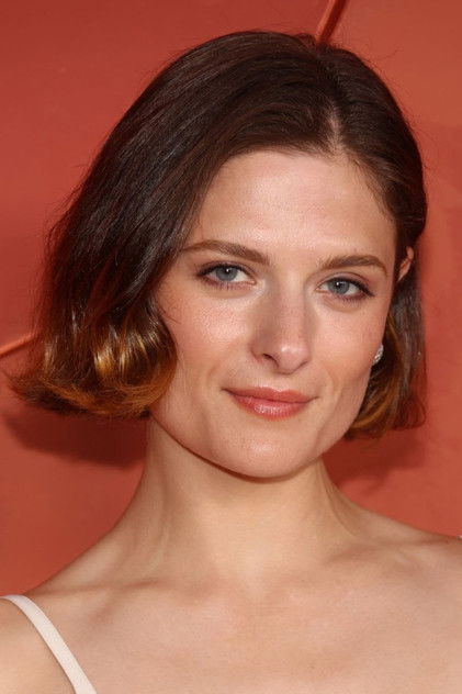 Louisa Jacobson 饰 Charlotte