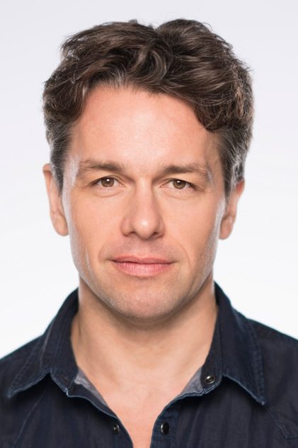 Julian Ovenden como Clayton