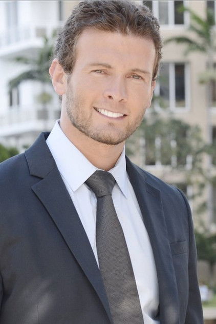 Aleksander Vayshelboym como Kronos