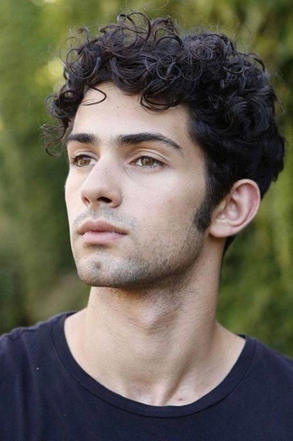 Massimiliano Caiazzo como Valerio