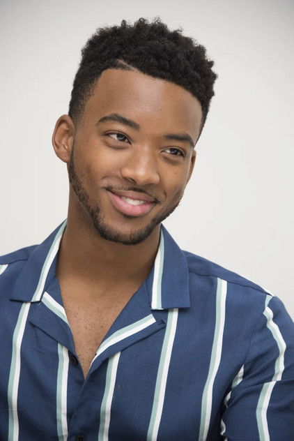 Algee Smith como Sam