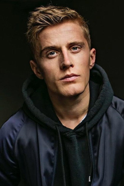 Axel Bøyum como Sebastian