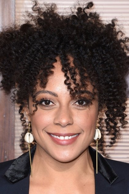 Rosalind Eleazar como Tina
