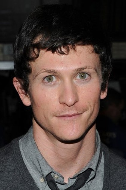 Jonathan Tucker 役 Adam Mackenzie