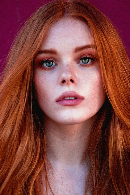 Abigail Cowen como Angel