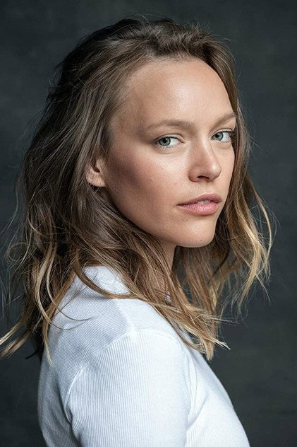 Livia Matthes como Lisa