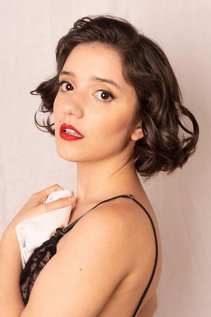 Julia Tozzi como Gisela