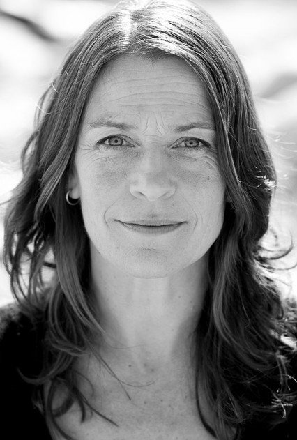 Mary Woodvine como Mrs Richards