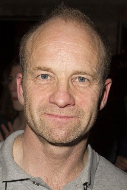 Adrian Rawlins como Mr Richards
