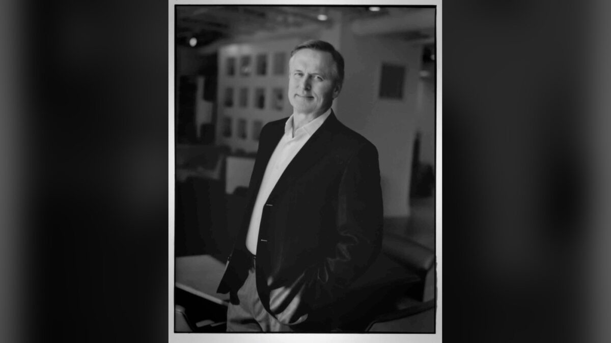 John Grisham, el escritor que empezó inventando juicios corruptos y terminó denunciando los que son reales