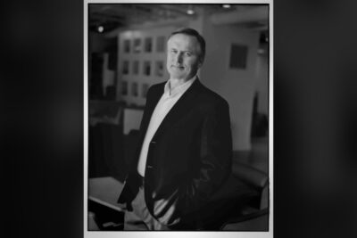 John Grisham, el escritor que empezó inventando juicios corruptos y terminó denunciando los que son reales