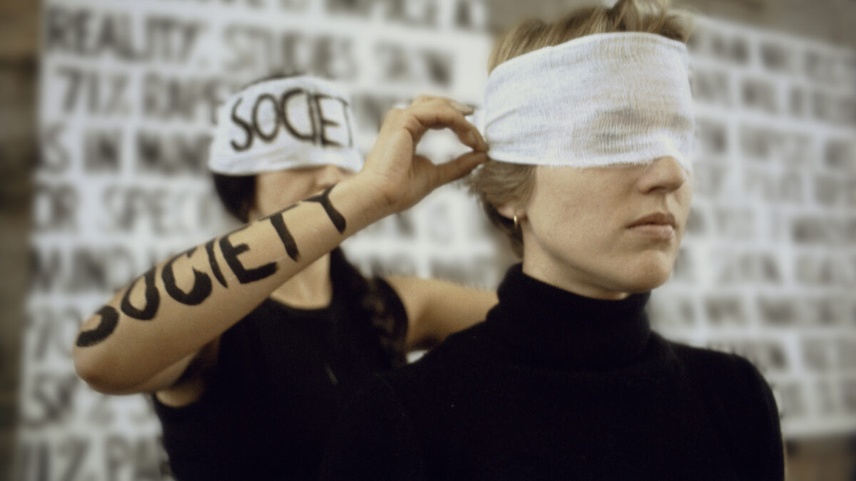Tomlin y Wagner adoptan “Acting Like Women”, la historia del arte feminista que el canon dejó fuera