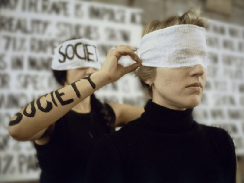 Tomlin e Wagner adotam “Acting Like Women”, a história da arte feminista que o cânone ignorou