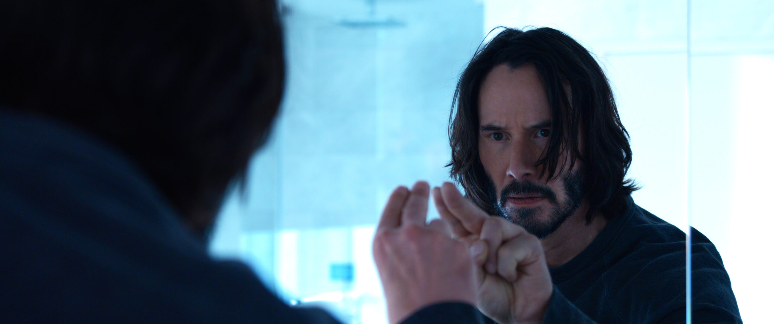 Keanu Reeves, o ator de ação que continua escolhendo a porta menos óbvia