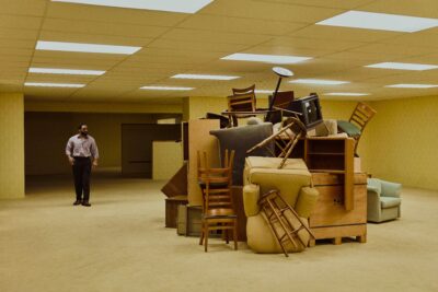 A24、興収1億1800万ドルの記録作『Backrooms』をフランチャイズ化に賭ける──ケイン・パーソンズはアンソロジーを構想