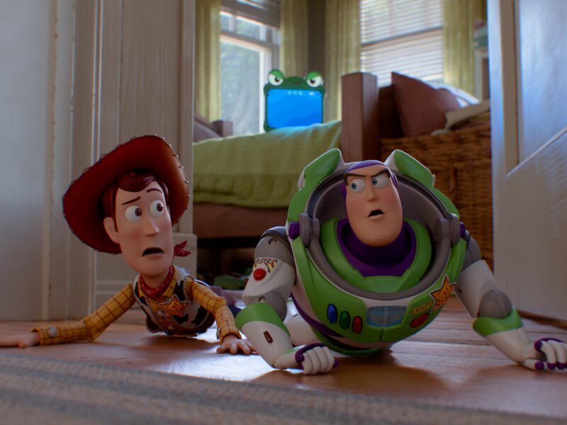 Toy Story 5 coloca Woody e Buzz contra a tela que substituiu a brincadeira