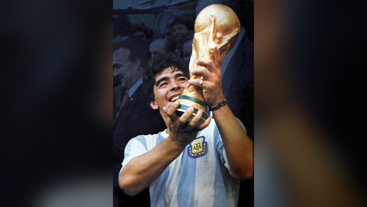 Diego Maradona, l&rsquo;homme qui a joué comme un dieu et passé trente ans à tenter d&rsquo;en découdre avec lui-même