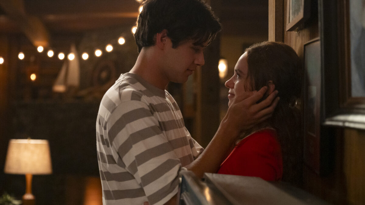 ‘Todos nuestros años’ en Prime Video mide un primer amor por los años que Percy y Sam pasan separados