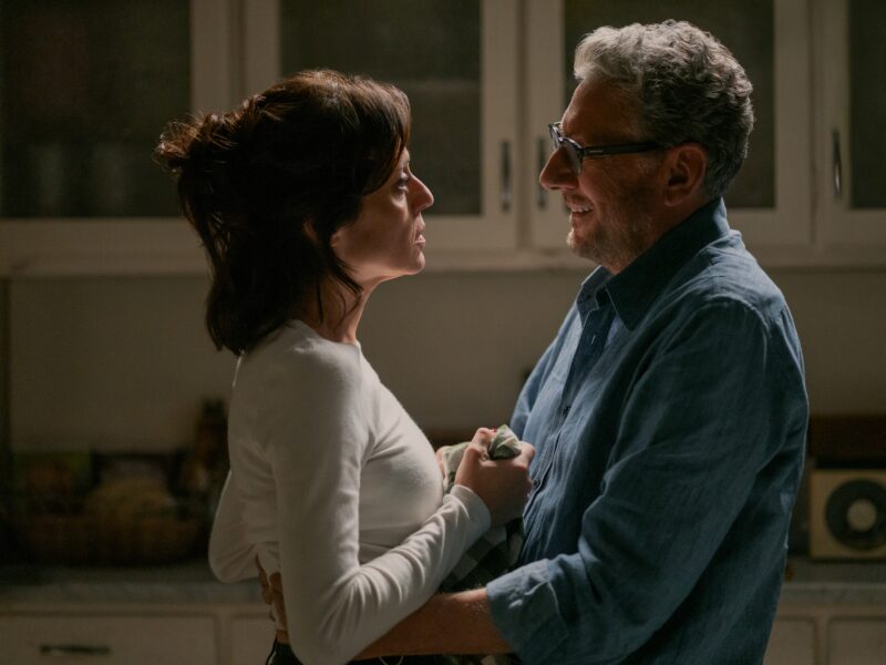 Sergio Castellitto entra em «A História da Minha Família» na Netflix como o avô que partiu e regressa ao luto