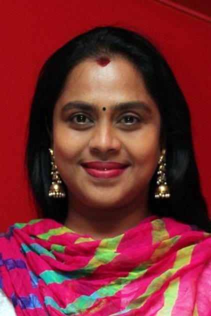 Viji Chandrasekhar como Akhanda and Murali's mother