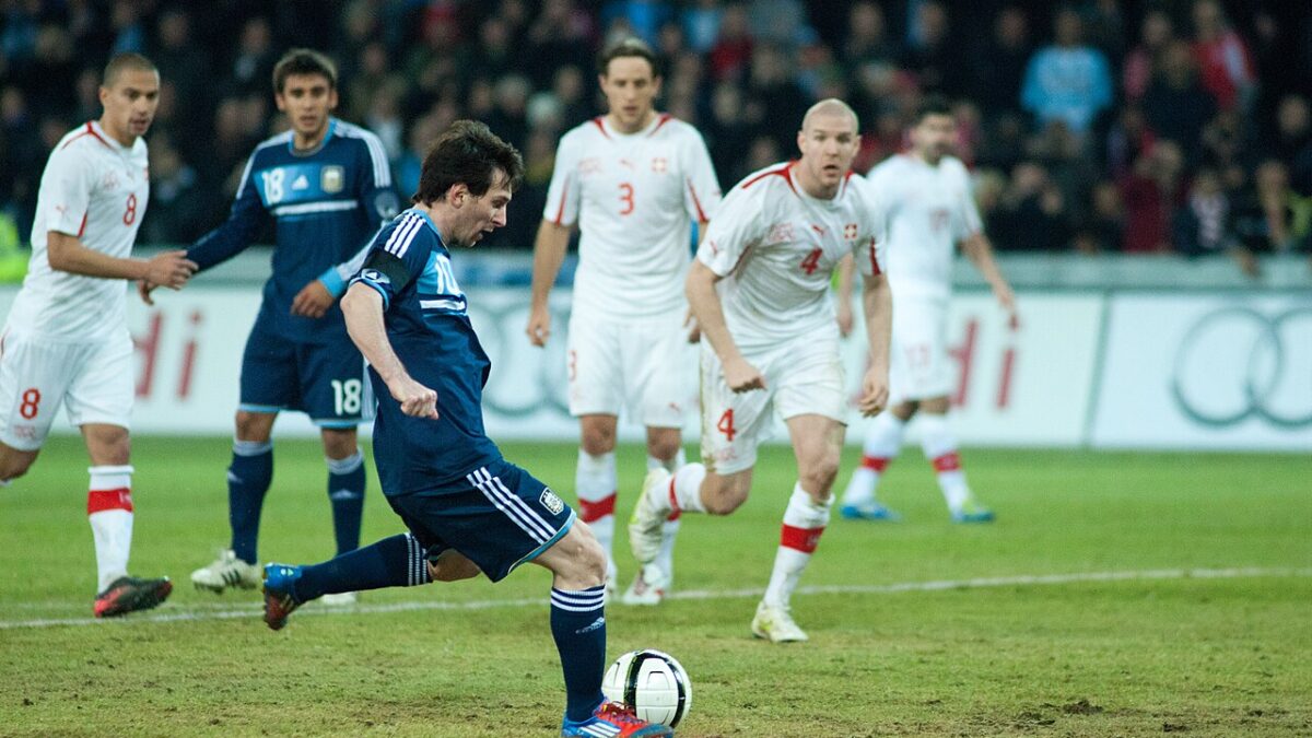 Argentina vence a Argélia com Messi decisivo e expõe que seu ataque, hoje, é só ele