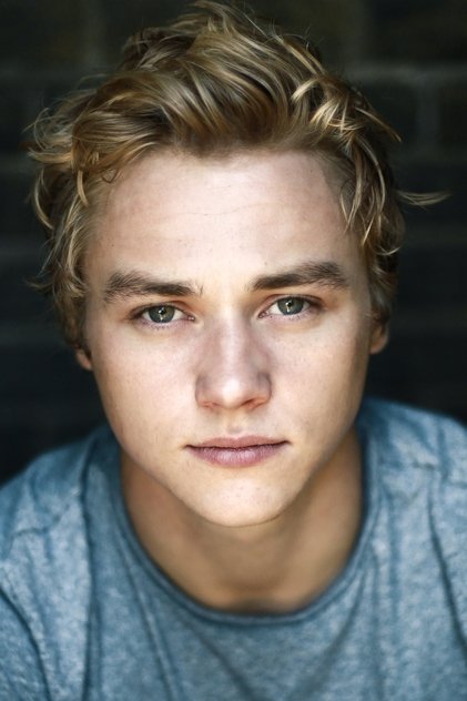 Ben Hardy como Seb