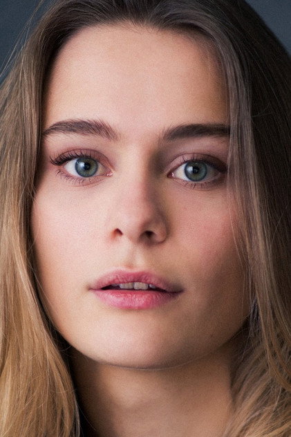 Louisa Binder 饰 Sophia
