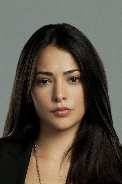 Natalie Martinez como Avery Castillo
