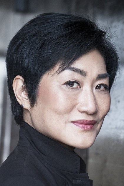 Jean Yoon como Dr. Sato