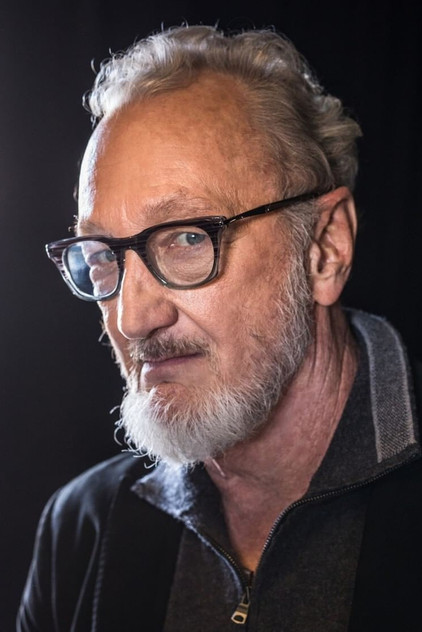 Robert Englund como Robert Englund (voice)