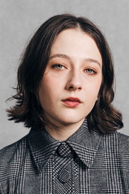 Lily Collias als Natalie Bowden