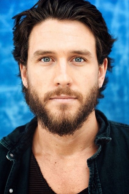 Bart Edwards como Ewan