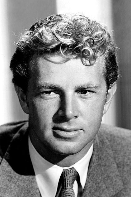 Sterling Hayden în rolul Captain McCluskey