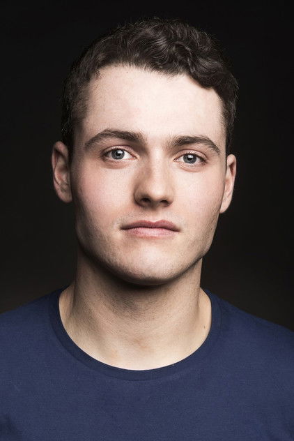 Tom Lewis como Michael