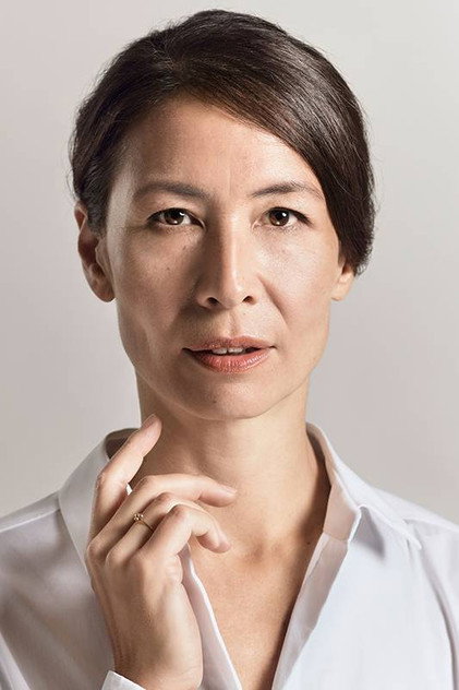 Daniela Kong como Tracy Sato