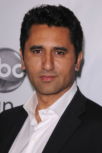 Cliff Curtis como Cyrus Booth