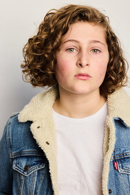 Sasha Knight as Ollie (voice)