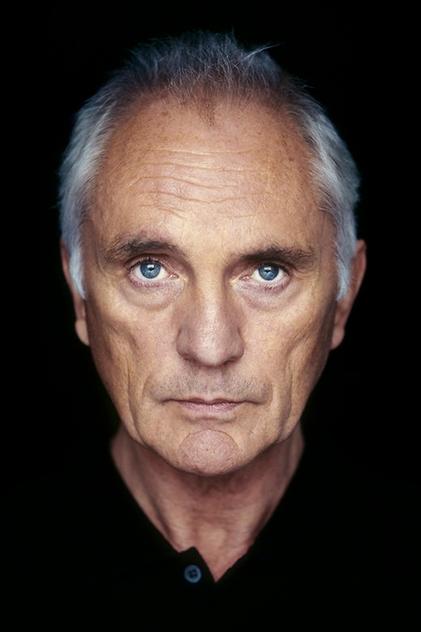Terence Stamp 役 Sir Larry Wildman