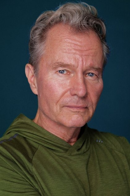 John Savage 飾 Steven Pushkov
