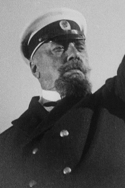 Владимир Барский como Commander Golikov