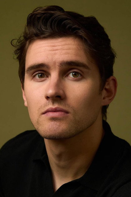 Michael Johnston como Baron 'Bear' Bailey