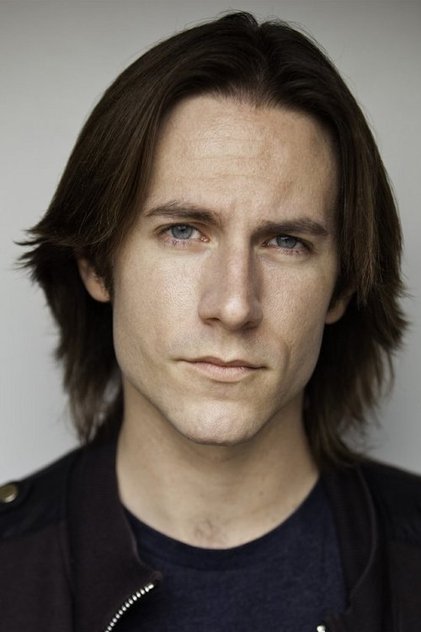 Matthew Mercer como Trinket / Umbrasyl (voice)