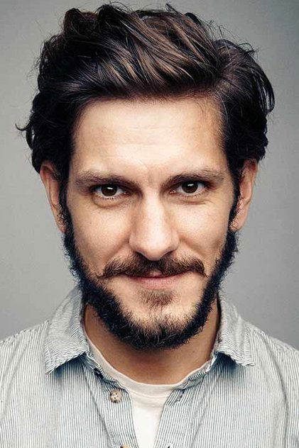 Mathew Baynton dans le rôle de Elliot Ward