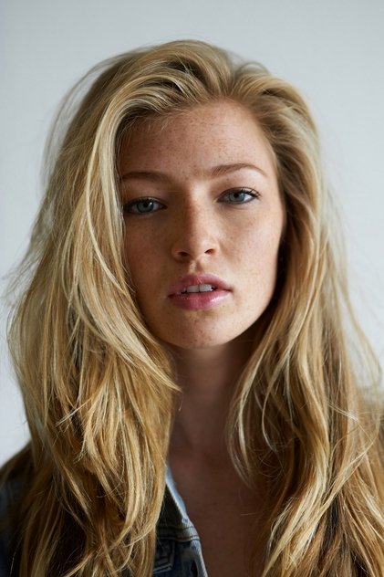 Diana Hopper como Avery